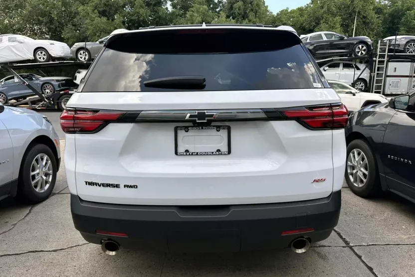 2023 Chevrolet Traverse 2LT photo 1