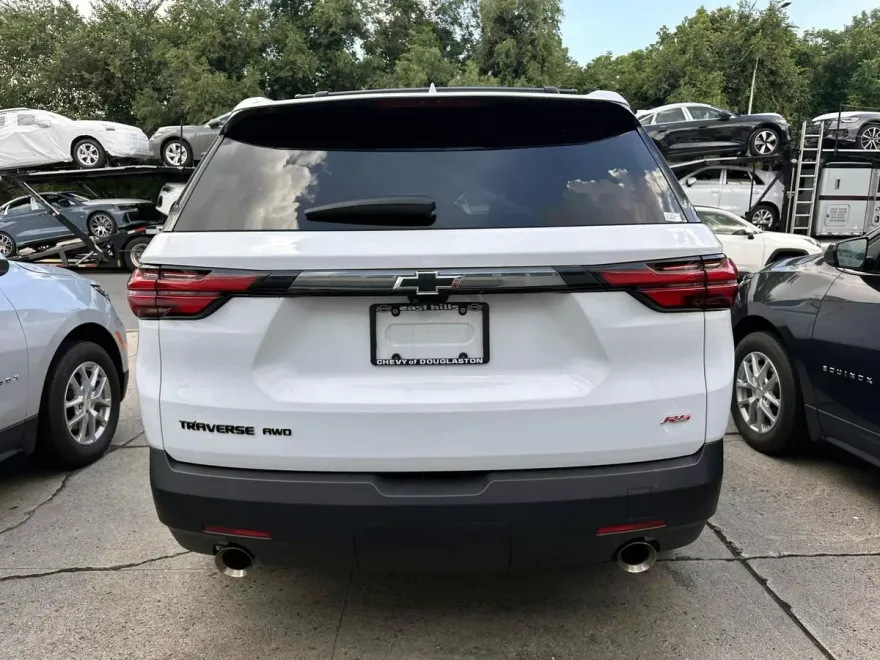 2023 Chevrolet Traverse 2LT photo 1