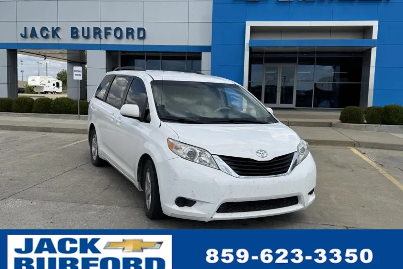 2012 Toyota Sienna LE photo 1