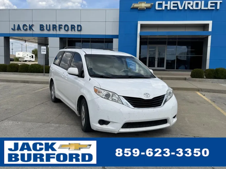 2012 Toyota Sienna LE photo 1