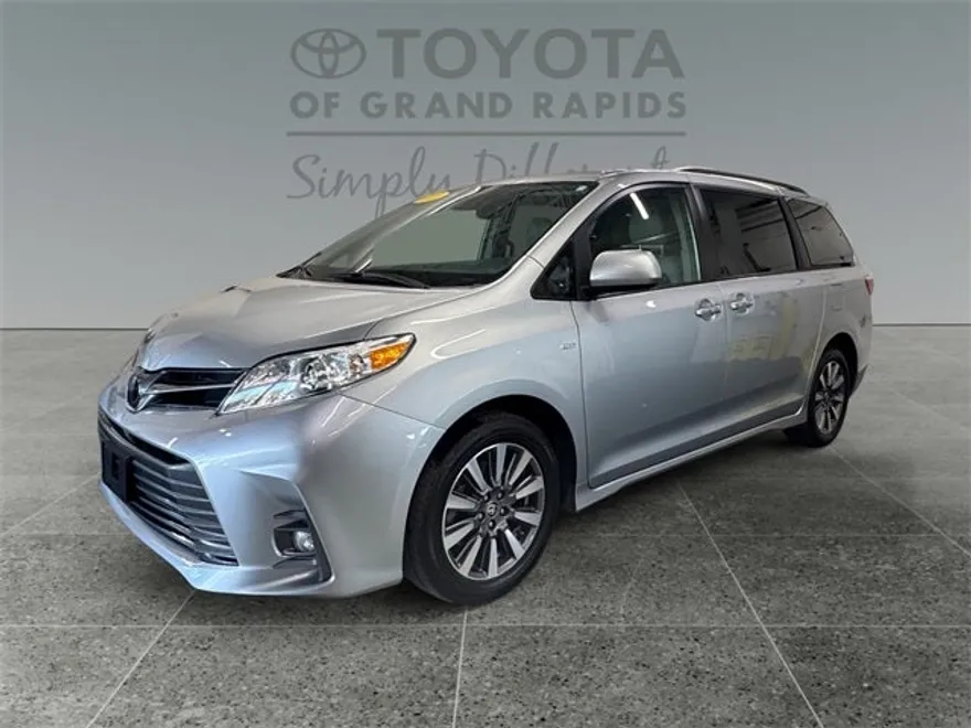 2020 Toyota Sienna LE photo 1