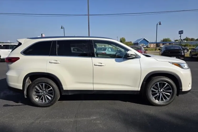 2019 Toyota Highlander SE photo 1