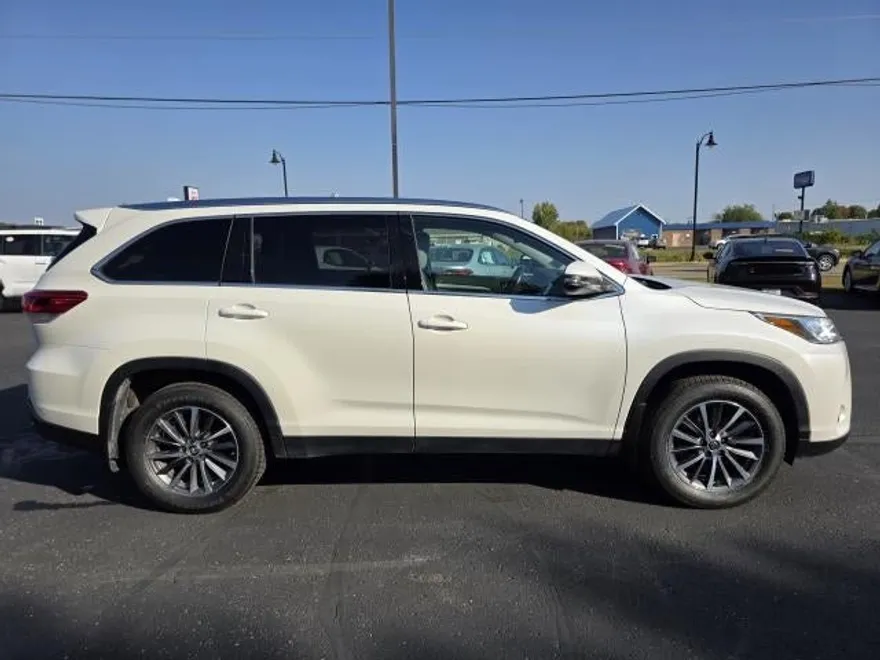 2019 Toyota Highlander SE photo 1