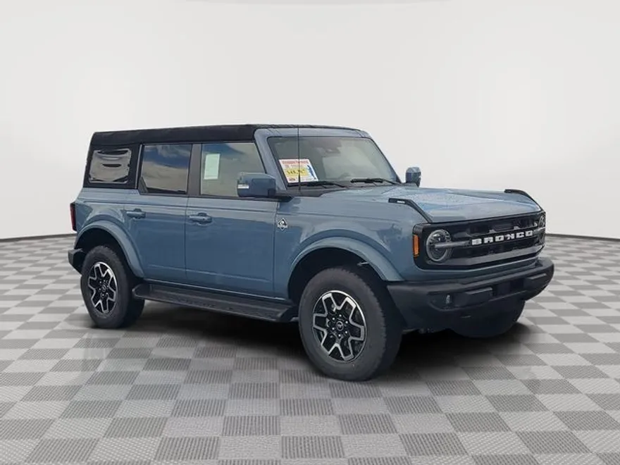 2025 Ford Bronco Outer Banks photo 1