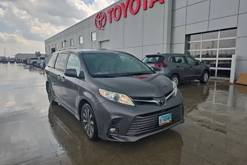 2018 Toyota Sienna XLE Premium photo 1