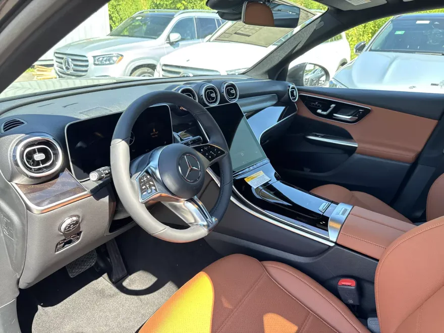 2025 Mercedes Benz GLC 300 4MATIC photo 1
