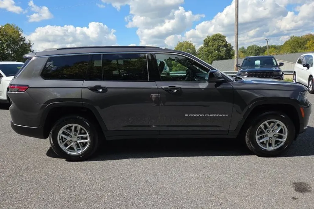 2025 Jeep Grand Cherokee Laredo photo 1