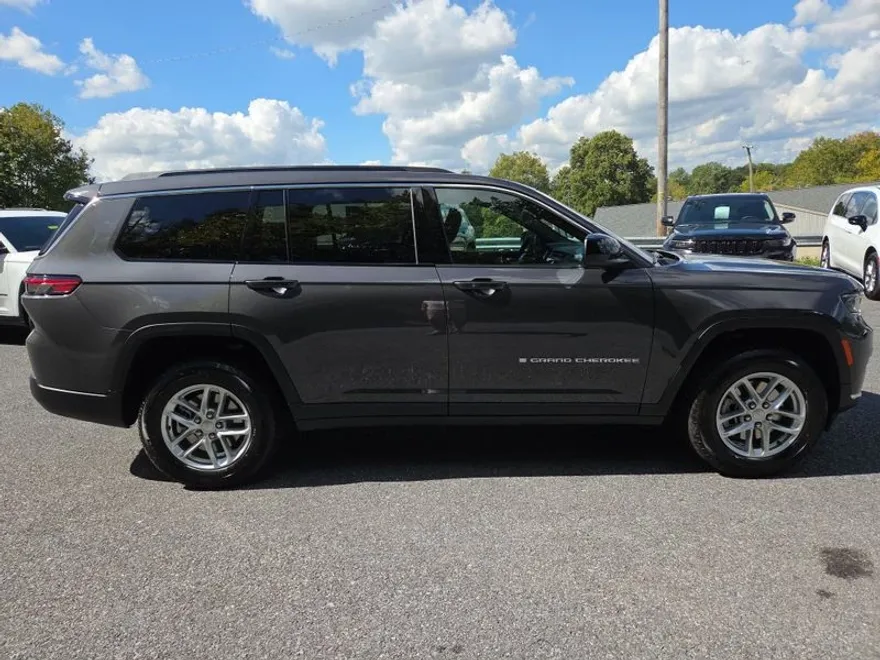 2025 Jeep Grand Cherokee Laredo photo 1