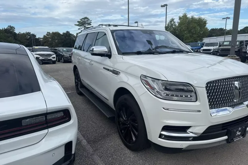2020 Lincoln Navigator Black Label photo 1