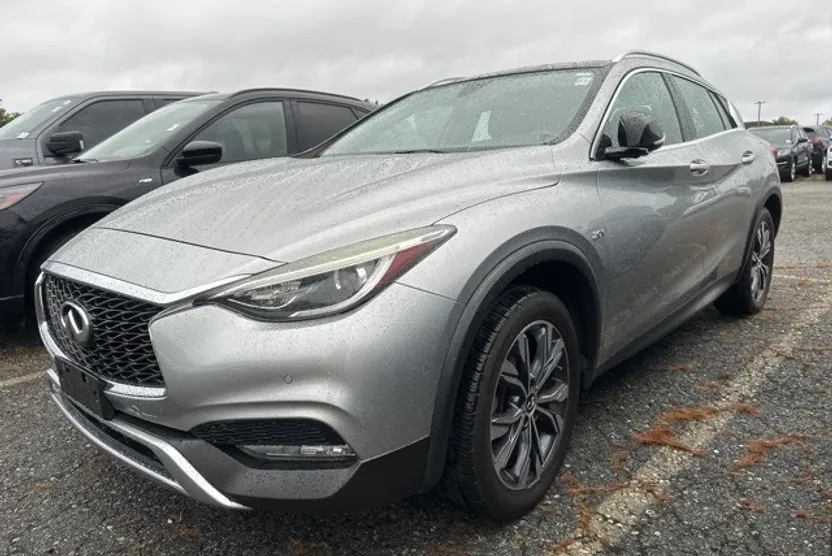 2017 Infiniti QX30 Premium photo 1