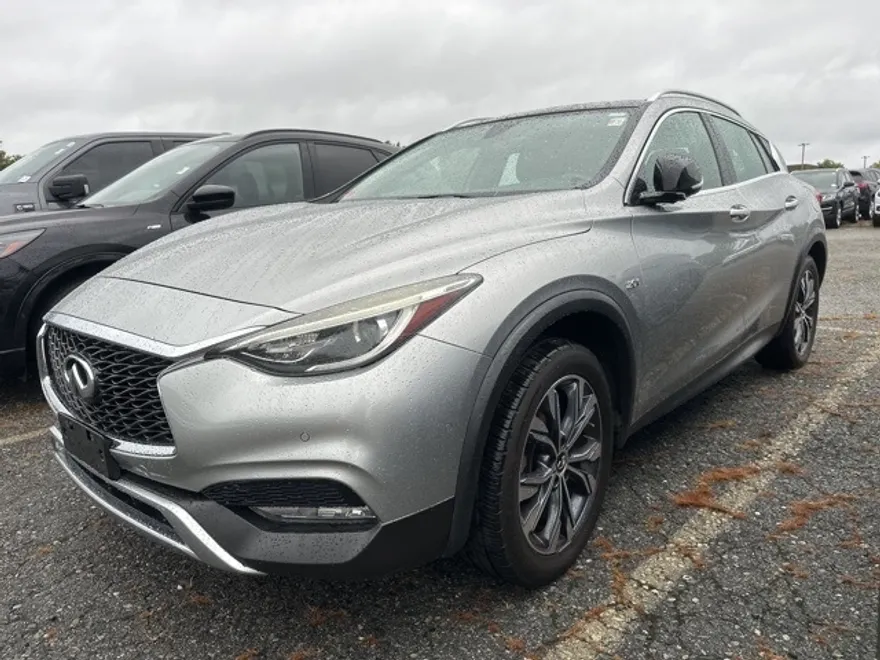 2017 Infiniti QX30 Premium photo 1