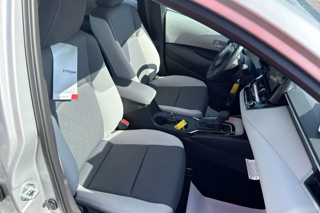 2025 Toyota Corolla LE photo 1