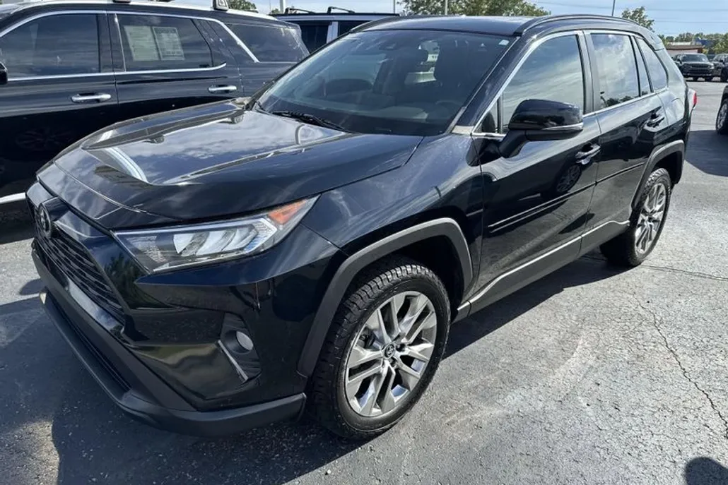 2020 Toyota RAV4 XLE Premium photo 1