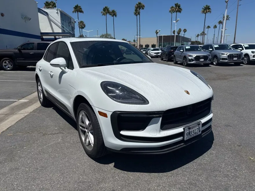 2024 Porsche Macan Base photo 1