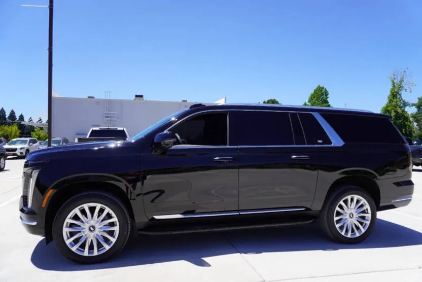 2025 Cadillac Escalade ESV Luxury photo 1