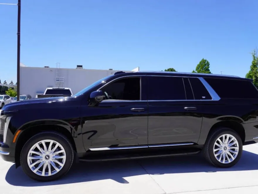 2025 Cadillac Escalade ESV Luxury photo 1