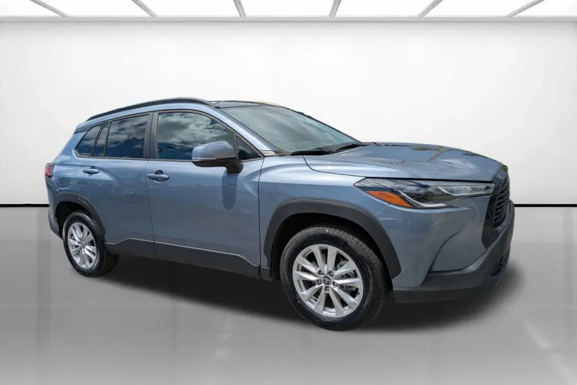 2022 Toyota Corolla Cross LE photo 1