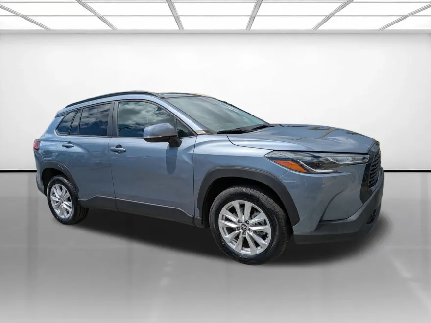 2022 Toyota Corolla Cross LE photo 1