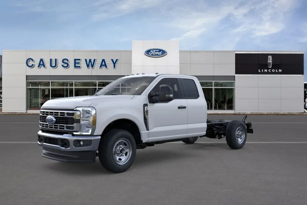 2025 Ford F-350 XL photo 1
