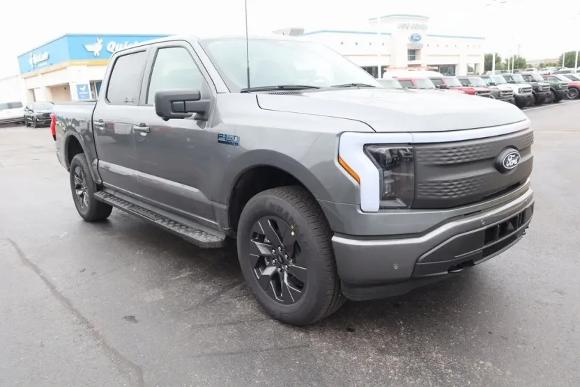 2025 Ford F-150 Lightning photo 1