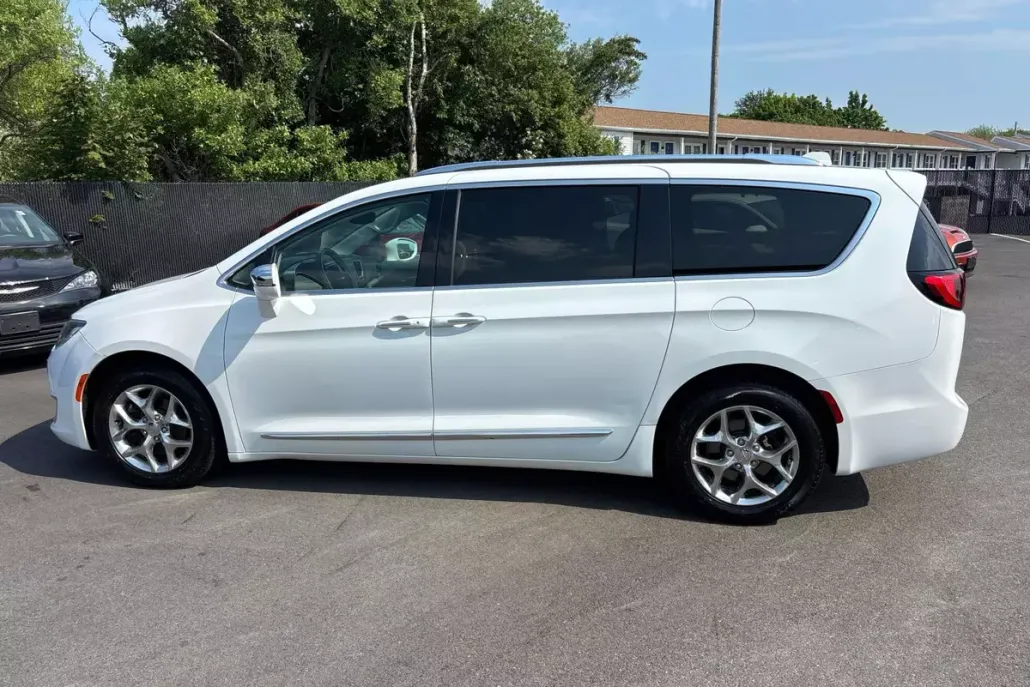 2018 Chrysler Pacifica Limited photo 1