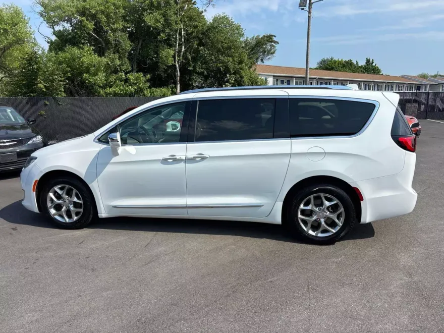 2018 Chrysler Pacifica Limited photo 1