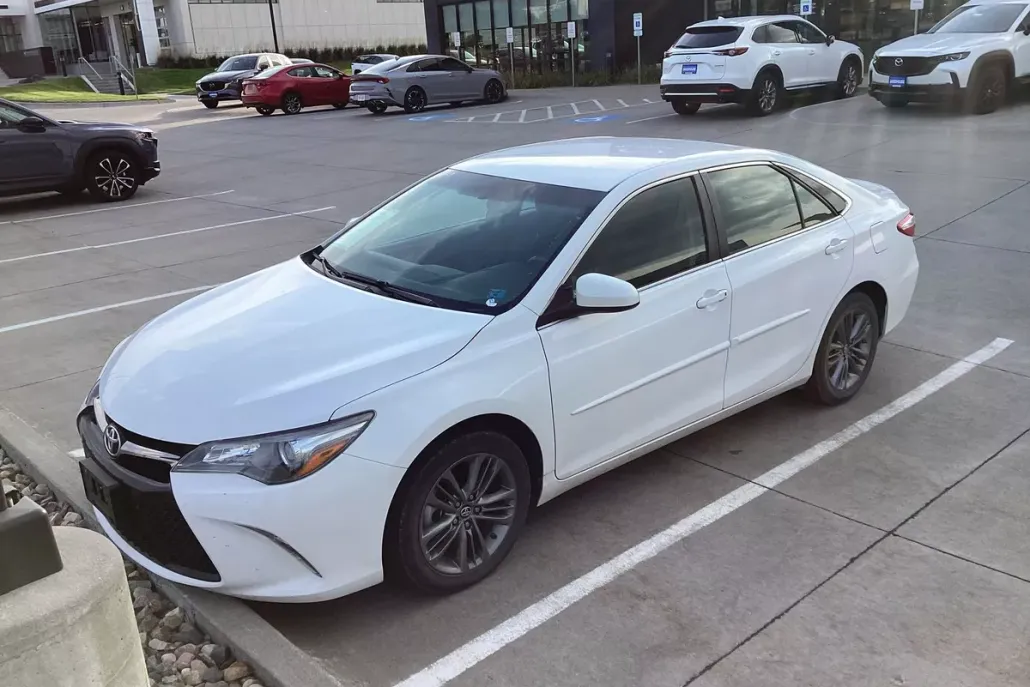 2017 Toyota Camry SE photo 1