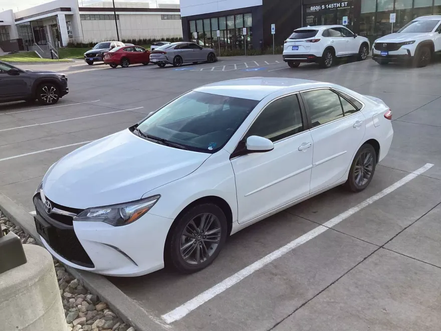 2017 Toyota Camry SE photo 1