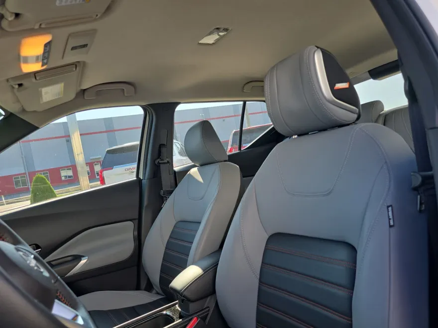 2024 Nissan Kicks SR photo 1