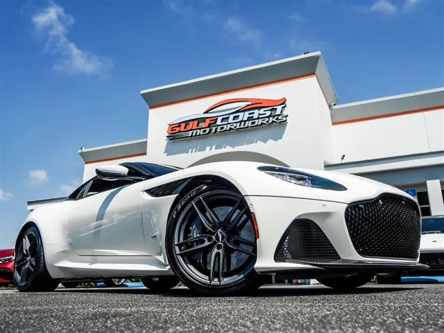 2019 Aston Martin DBS photo 1