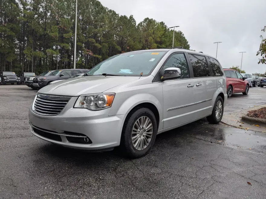 2012 Chrysler Town & Country photo 1
