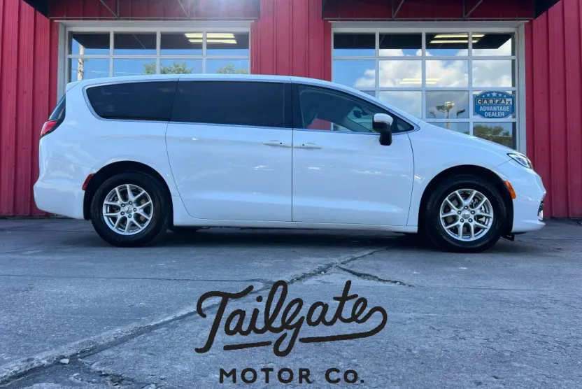 2023 Chrysler Pacifica Touring L photo 1