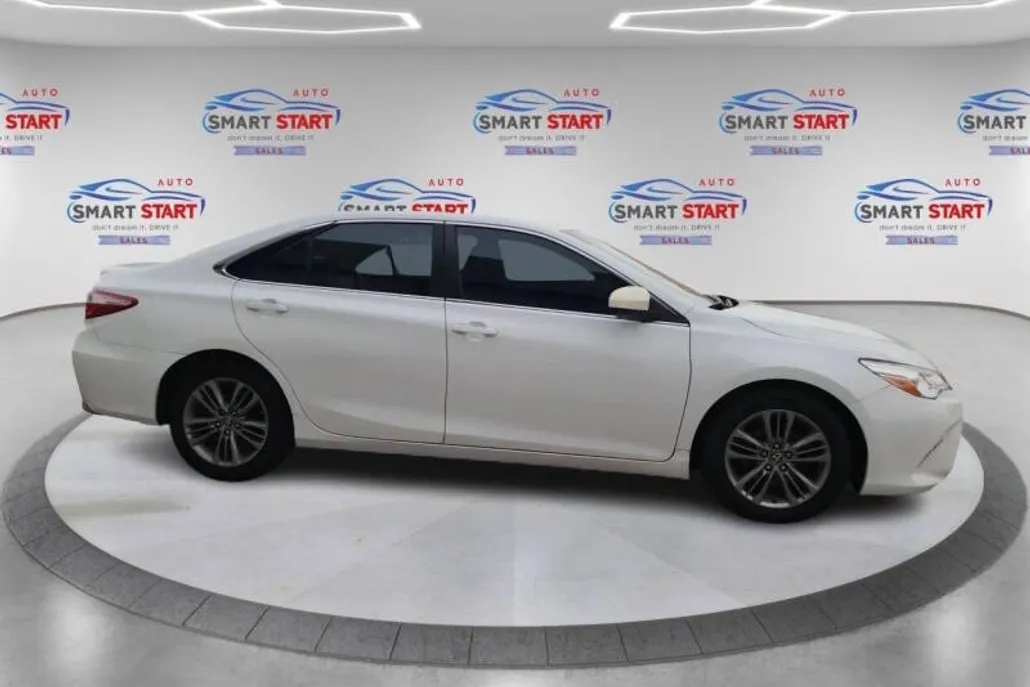 2017 Toyota Camry SE photo 1