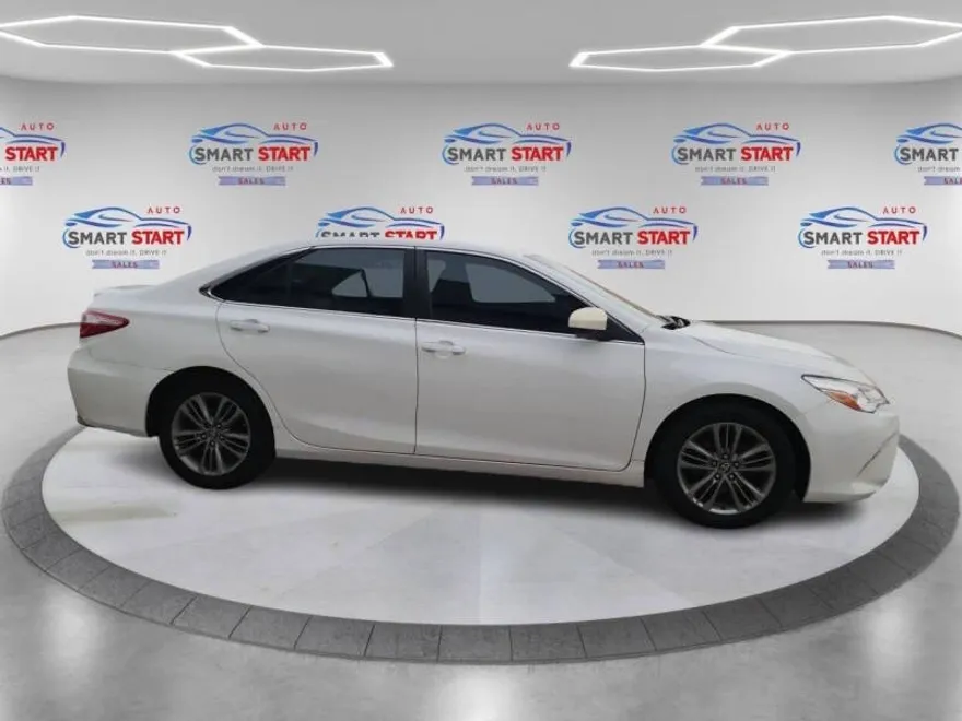 2017 Toyota Camry SE photo 1