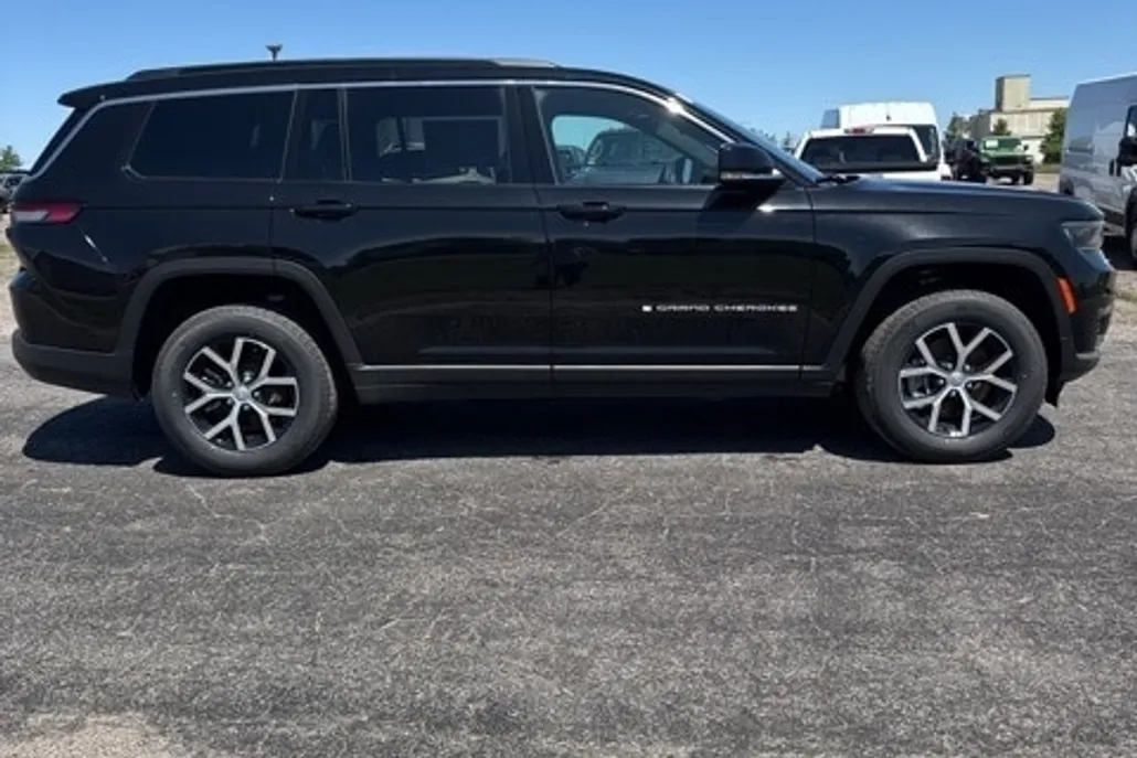 2025 Jeep Grand Cherokee L photo 1