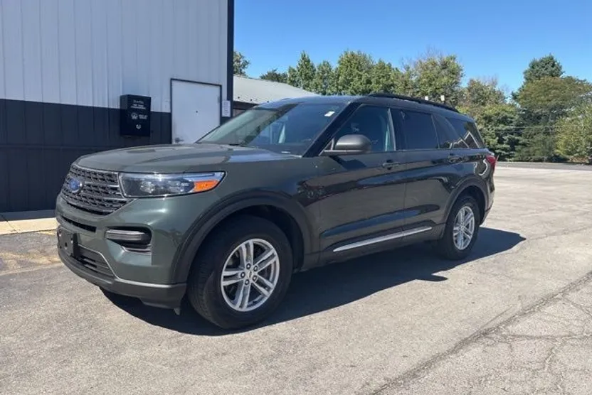 2023 Ford Explorer XLT photo 1