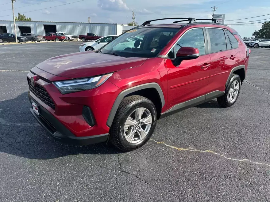 2022 Toyota RAV4 XLE photo 1