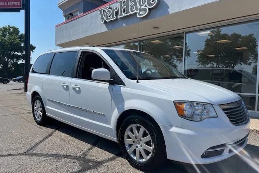 2014 Chrysler Town & Country Touring photo 1