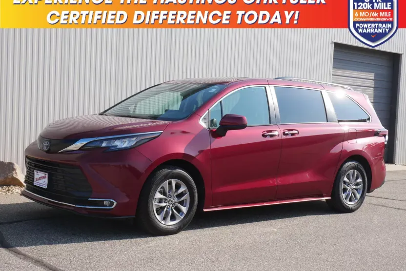 2022 Toyota Sienna XLE photo 1