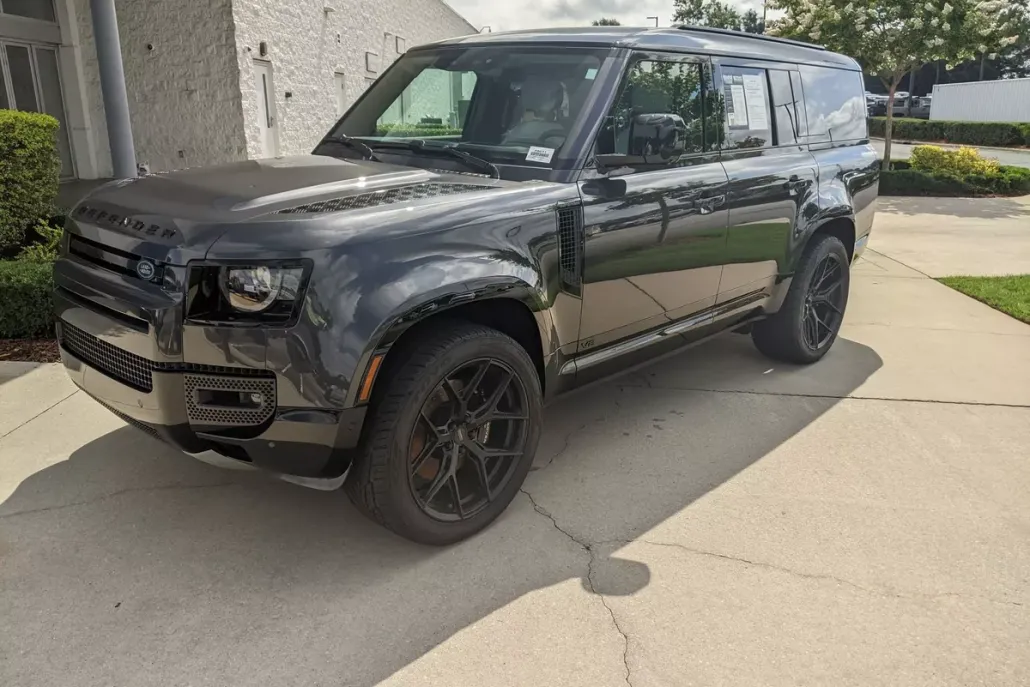 2025 Land Rover Defender V8 photo 1