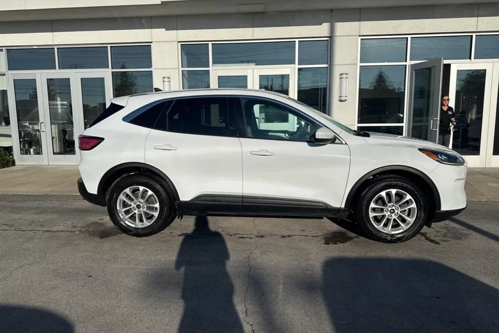 2020 Ford Escape SE photo 1