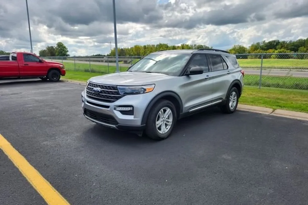 2021 Ford Explorer XLT photo 1