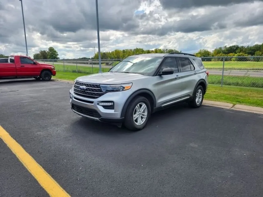 2021 Ford Explorer XLT photo 1