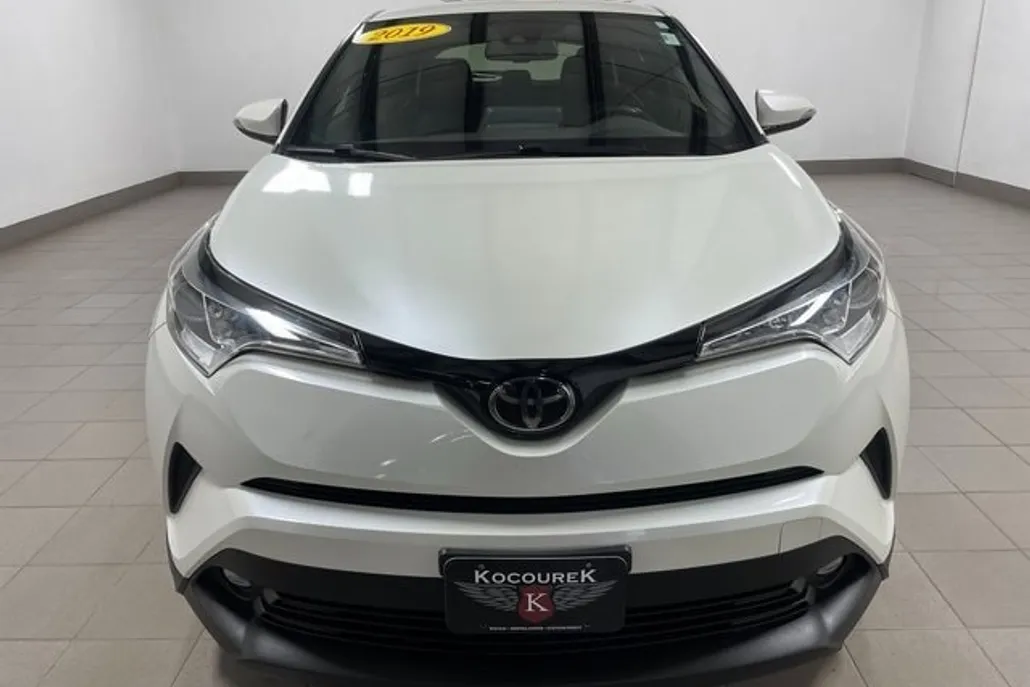 2019 Toyota C-HR XLE photo 1