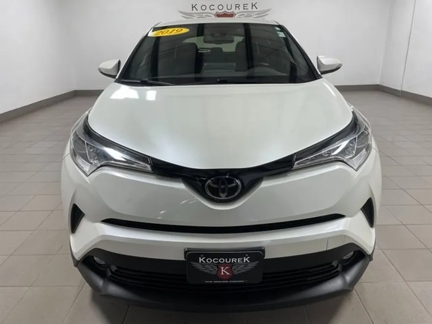 2019 Toyota C-HR XLE photo 1