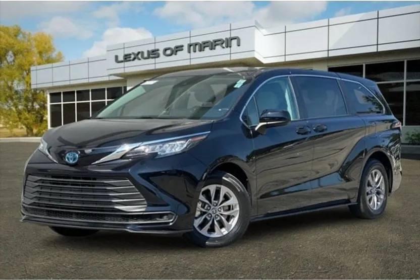 2022 Toyota Sienna LE photo 1