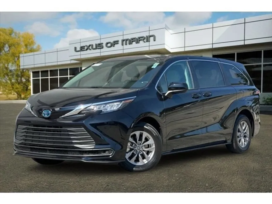 2022 Toyota Sienna LE photo 1