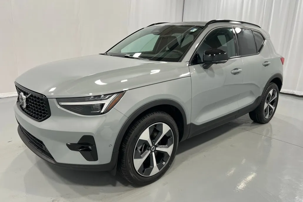 2025 Volvo XC40 Plus photo 1