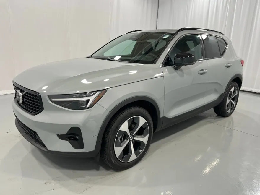2025 Volvo XC40 Plus photo 1