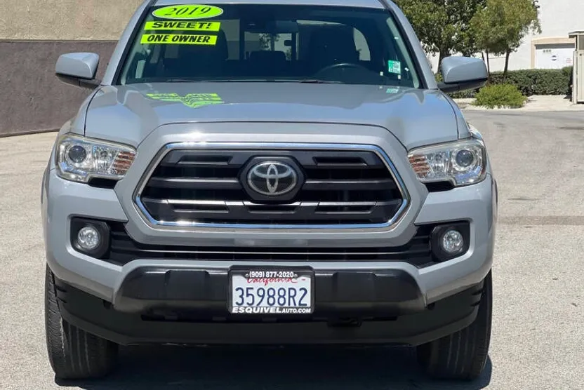 2019 Toyota Tacoma SR5 photo 1